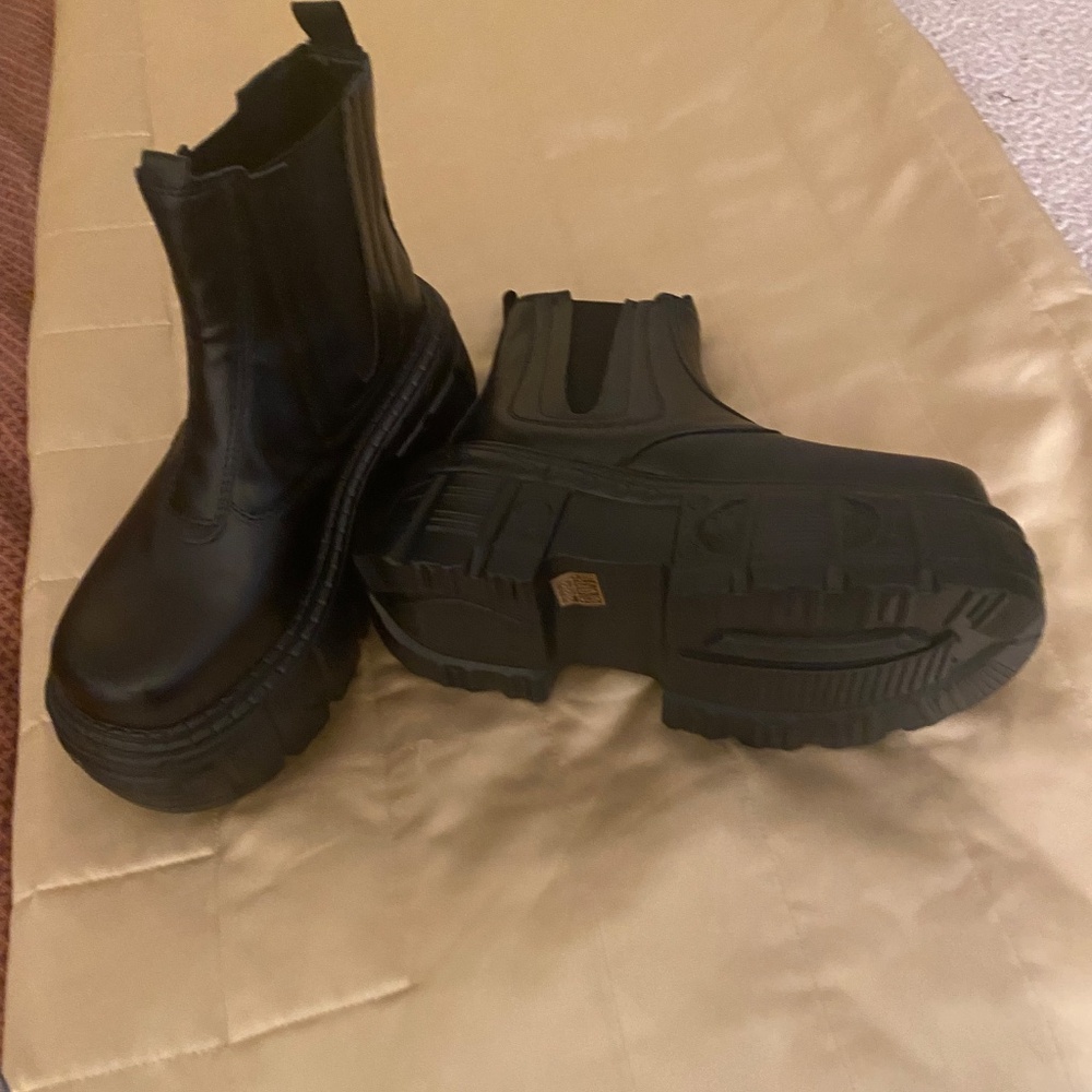 Boots - Picture 7 of 9